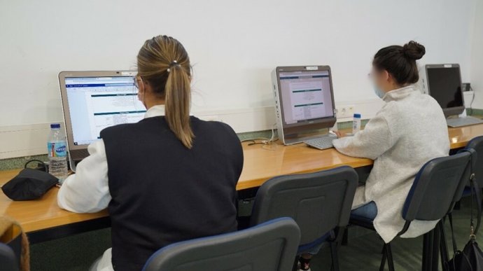 Dos jóvenes hacen uso de las nuevas tecnologías en una imagen de archivo