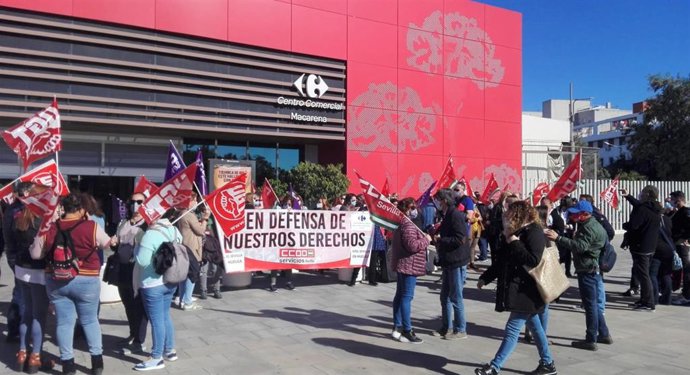 Concentración de CCOO en el hipermercado de Carrefour en Pino Montano por la situación de la plantilla del servicio de atención al cliente.