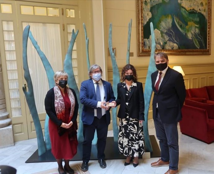 La consellera de Hacienda y Relaciones Exteriores, Rosario Sánchez, entrega el nuevo proyecto de ley de presupuestos al presidente del Parlament, Vicen Thoms.