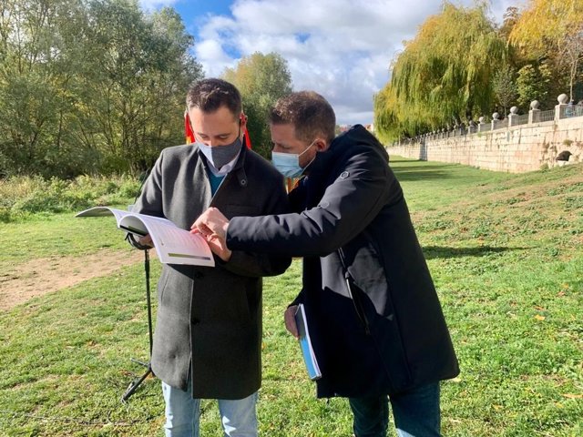 El alcalde de Burgos, Daniel de la Rosa, y el concejal de Medio Ambiente, Josué Temiño, durante la presentación del Plan de Acción del Clima .