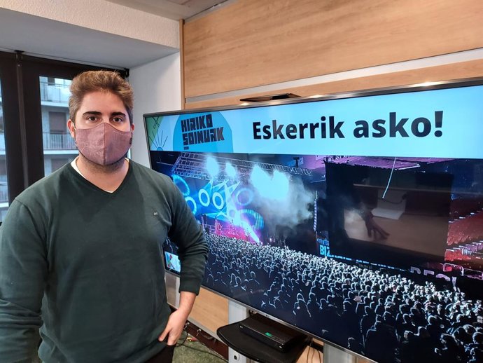 El concejal de Juventud de Barakaldo, Jonathan Martín, en rueda de prensa.