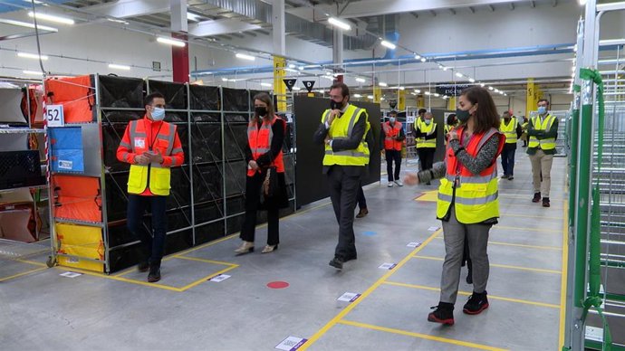 Visita del alcalde de Valladolid, Óscar Puente, a la nueva estación logística de Amazon.