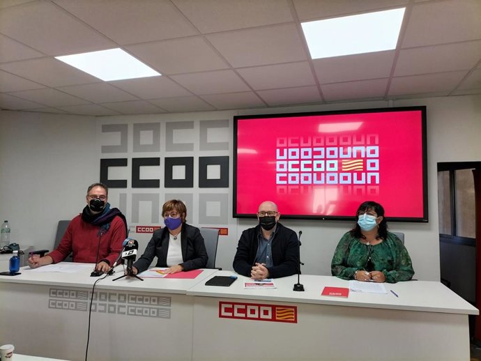 El secretario general CCOO Enseñanza en Aragón, Guillermo Herráiz,; la ecretaria general de la Federación de Servicios Sociosanitarios, Delia Lizana, ; el secretario general CCOO Aragón, Maniel Pina, y la secretaria general de FSC en Aragón, Begoña Pérez