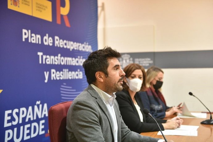 El consejero de Transición Ecológica, Alex Dorado, junto con la delegada del Gobierno, María Marrodán, y la consejera de Agricultura, Eva Hita