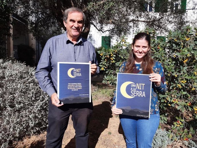 El director insular de Medio Ambiente, Josep Manchado, y la vicepresidenta del Consell de Mallorca y consellera de Sostenibilidad y Medio Ambiente, Aurora Ribot, con un cartel de la iniciativa 'Una nit a la Serra'.