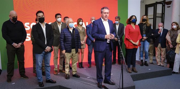 Archivo - Juan Espadas, este lunes junto a los miembros de la nueva Ejecutiva del PSOE-A