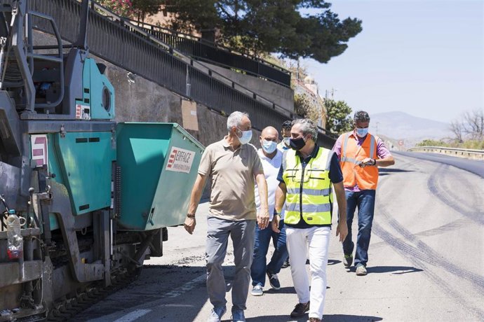 Archivo - Ángel Escobar visita obras de carretera en Gádor junto a la alcaldesa del municipio, Lourdes Ramos