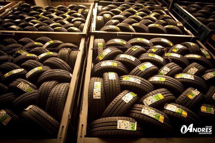 Archivo - Almacén de neumáticos.
