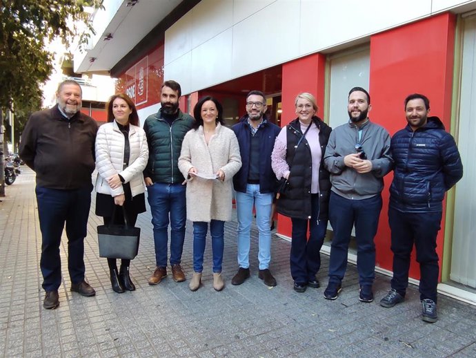 Rafi Crespín (centro), con miembros de su precandidatura ante la sede del PSOE de Córdoba.