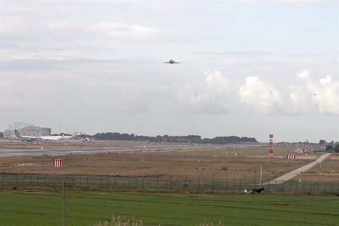 Vista del aeropuerto de Palma, a 8 de noviembre de 2021, en Palma de Mallorca, Mallorca, Islas Baleares (España). Un total de 13 vuelos de llegada fueron desviados el pasado viernes 5 de noviembre después de que un grupo de viajeros ocuparan la pista. L