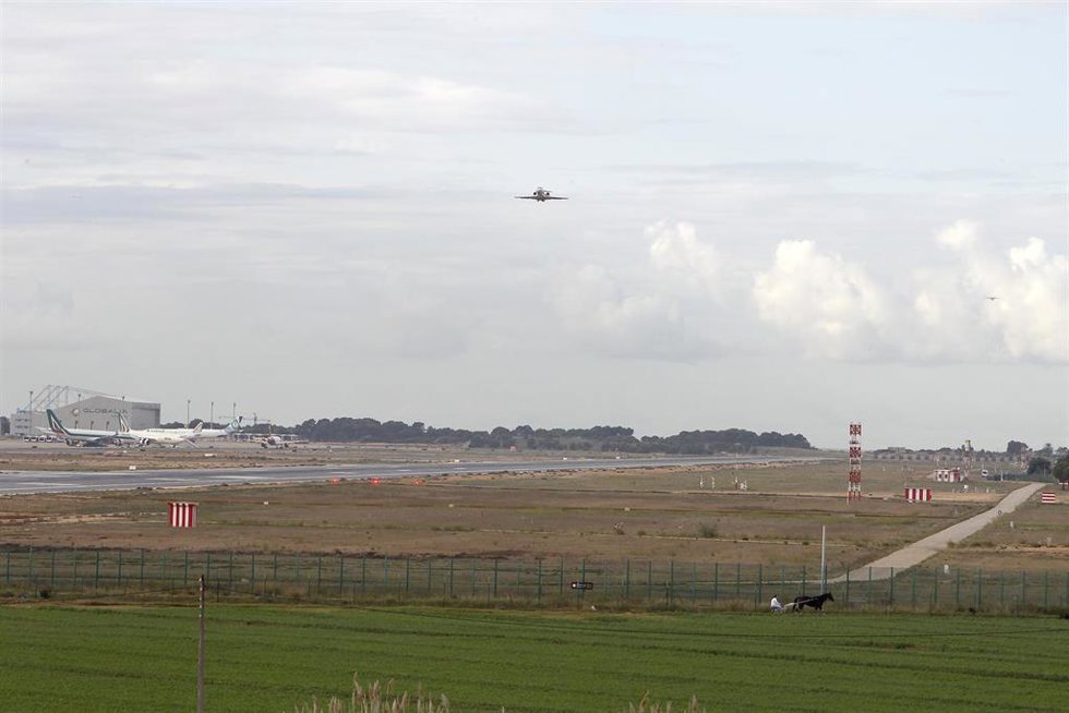 Vista del aeropuerto de Palma, a 8 de noviembre de 2021, en Palma de Mallorca, Mallorca, Islas Baleares (España). Un total de 13 vuelos de llegada fueron desviados el pasado viernes 5 de noviembre después de que un grupo de viajeros ocuparan la pista. L
