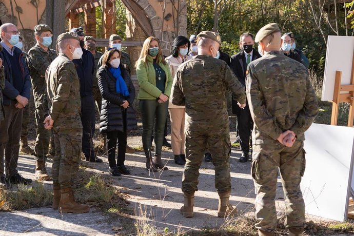 La ministra de Defensa, Margarita Robles (3i), y la delegada del gobierno de Castilla y León, Virginia Barcones Sanz (4i), durante una visita al Campamento de Monte La Reina, a 5 de noviembre de 2021, en Toro, Zamora, Castilla y León (España). La minist