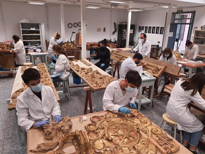 Estudiantes de la US restauran un retablo desmembrado