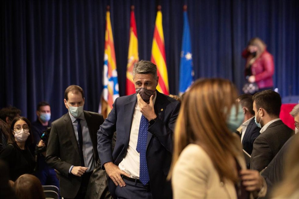 El exalcalde de Badalona (Barcelona), Xavier García Albiol, a su salida del pleno extraordinario para debatir la propuesta de moción de censura al alcalde, en el Ayuntamiento de Badalona, a 8 de noviembre de 2021, en Badalona, Barcelona, Catalunya, (Esp
