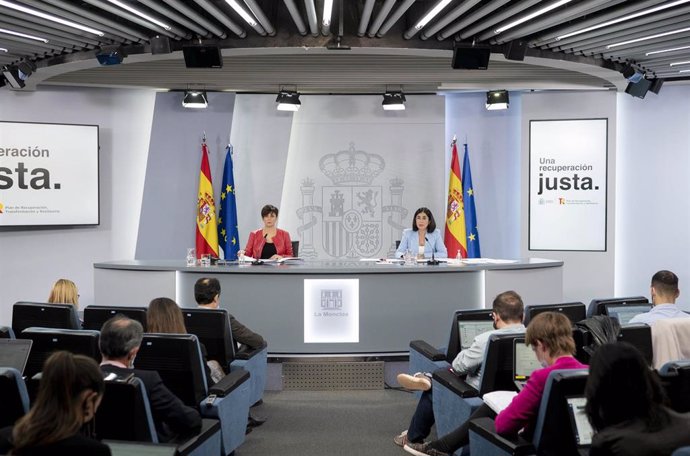 La ministra Portavoz, Isabel Rodríguez (i), y la ministra de Sanidad, Carolina Darias (d), en una comparecencia tras la reunión del Consejo de Ministros, a 8 de noviembre de 2021, en Madrid, (España). Durante la comparecencia han confirmado la aprobació