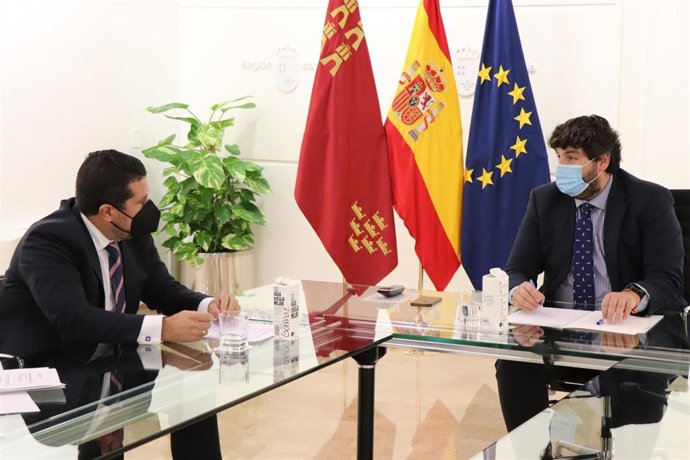 El jefe del Ejecutivo regional, Fernando López Miras, con el presidente de la Confederación Comarcal de Organizaciones Empresariales de Lorca (Ceclor), Juan Jódar
