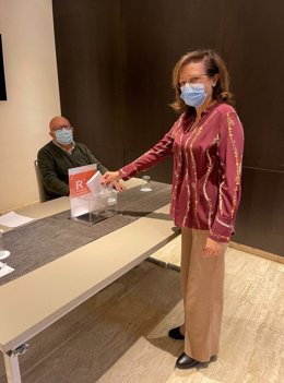 La candidata de Renovadores Cs a las futuras primarias de este partido, Carmen Almagro, el domingo durante la votación en las elecciones internas de esta corriente.