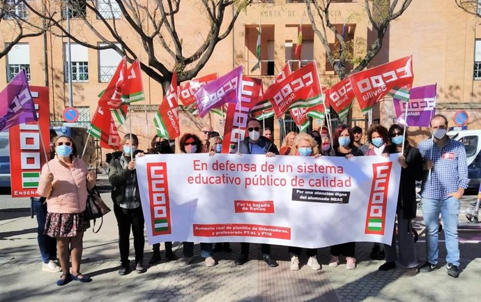 CCOO protesta en las ocho provincias para exigir el incremento del personal de orientación o integración social en centros escolares
