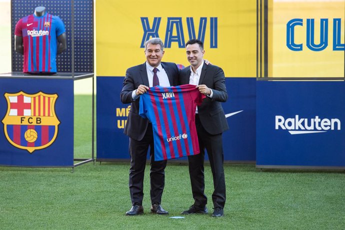 Xavi Hernandez and Joan Laporta, President of FC Barcelona, pose for photo during his presentation as new head coach of FC Barcelona at Camp Nou stadium on November 08, 2021, in Barcelona, Spain.