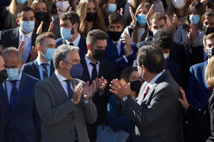 Elías Bendodo (i.) preside en Tomares (Sevilla) la apertura del curso académico del Instituto de Estudios Cajasol, este lunes