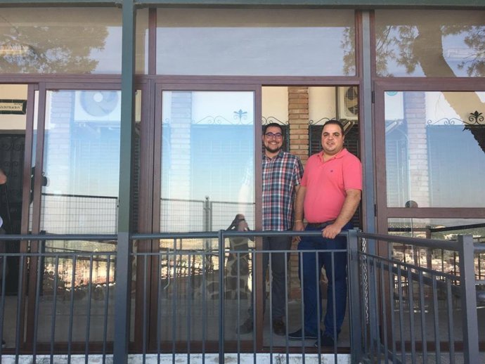 Archivo - Imagen de archivo del acceso al albergue para temporeros en Martos con el alcalde Victor Torres y el concejal Francisco Miranda