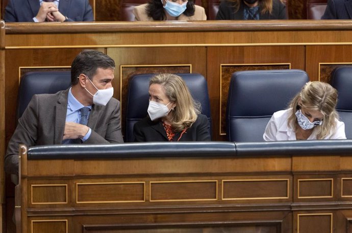 (I-D) El presidente del Gobierno, Pedro Sánchez; la vicepresidenta primera y ministra de Asuntos Económicos, Nadia Calviño; y la vicepresidenta segunda del Gobierno y ministra de Trabajo, Yolanda Díaz, en una sesión plenaria en el Congreso de los Diputa