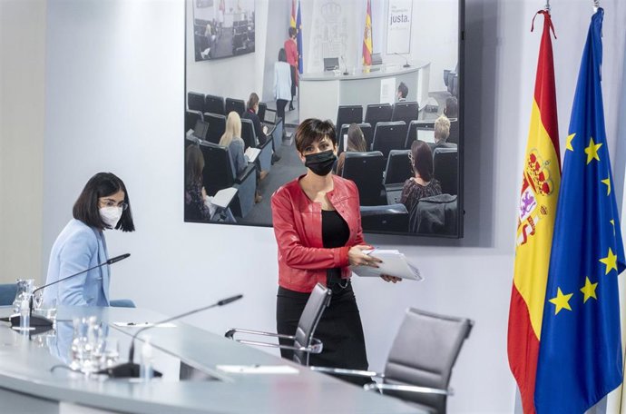 La ministra de Sanidad, Carolina Darias (i), y la ministra Portavoz, Isabel Rodríguez, a su llegada a una comparecencia tras la reunión del Consejo de Ministros, a 8 de noviembre de 2021, en Madrid, (España). Durante la comparecencia han confirmado la a