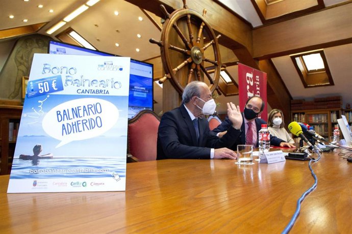 El consejero de Industria, Turismo, Innovación, Transporte y Comercio, Javier López Marcano, presenta una nueva acción promocional para el turismo de balnearios con el presidente de la Cámara Cantabria, Modesto Piñeiro.