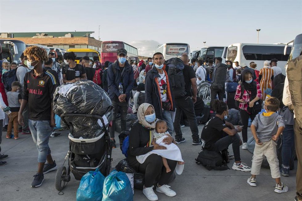 Archivo - Traslado de migrantes tras el incendio del campamento de Moria