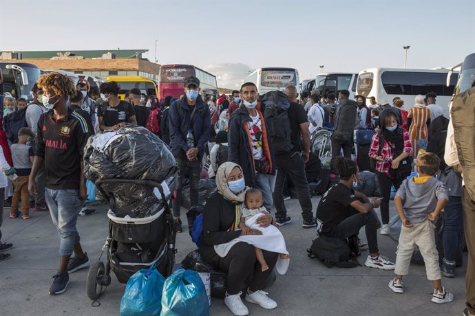 Archivo - 29 September 2020, Greece, Lavrio: Refugees from the burned down camp Moria on Lesbos and from other Greek islands stand in the port of Lavrio as they wait to be transferred to camps in mainland Greece. Greek authorities moved about 1000 migra