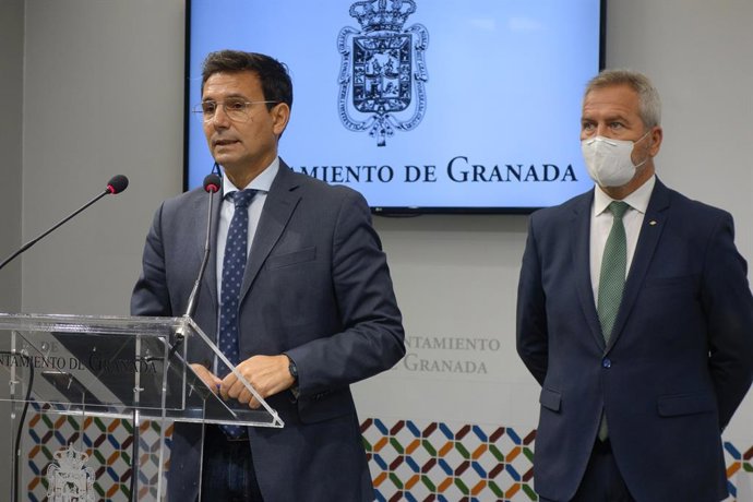 El alcalde de Granada, Francisco Cuenca, junto al presidente de la Autoridad Portuaria de Motril, José García Fuentes.