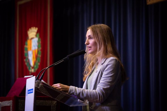 La líder de Badalona En Comú Podem, Ada Llauradó, en su intervención durante la votación de la moción de censura al hasta ahora alcalde de Badalona (Barcelona), Xavier García Albiol (PP).