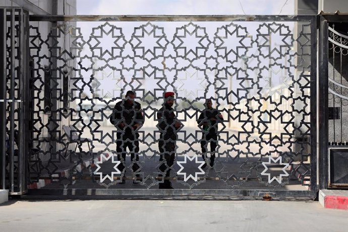 Archivo - 22 August 2021, Palestinian Territories, Rafah: Palestinian security forces personnel stand guard at the Rafah Border Crossing after it has been closed indefinitely by the Egyptian authorities as of Monday. Photo: Ashraf Amra/APA Images via ZU