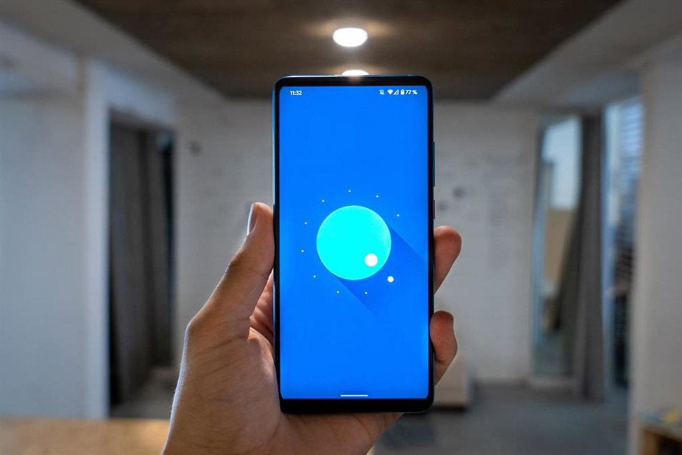 Smartphone Android con un logo del sistema.