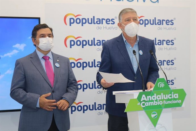 El diputado nacional del PP por Huelva, Carmelo Romero, en rueda de prensa.