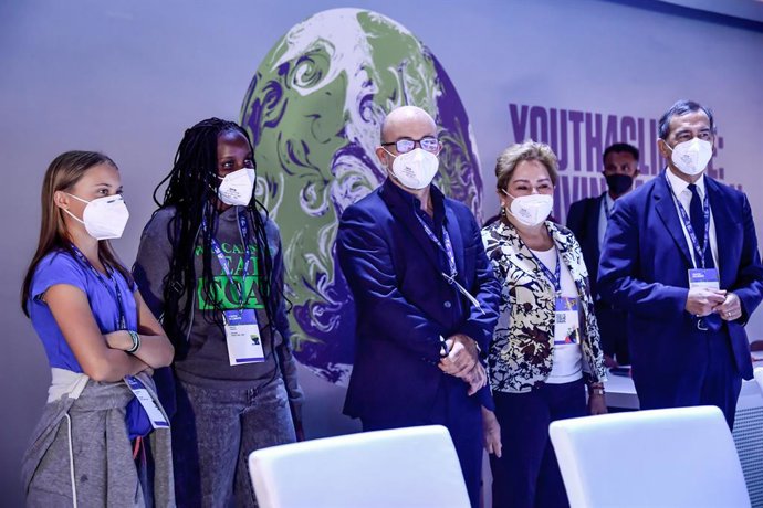 Archivo - 28 September 2021, Italy, Milan: (L-R)Swedish climate activist Greta Thunberg, Ugandan climate activist Vanessa Nakate, Italian Minister for Ecology Transition Roberto Cingolani, Executive secretary of the United Nations Framework Convention 