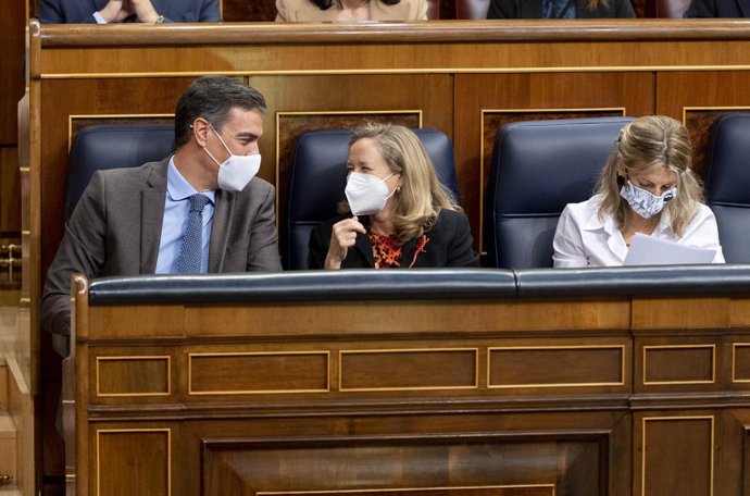 (I-D) El presidente del Gobierno, Pedro Sánchez; la vicepresidenta primera y ministra de Asuntos Económicos, Nadia Calviño; y la vicepresidenta segunda del Gobierno y ministra de Trabajo, Yolanda Díaz, en una sesión plenaria en el Congreso de los Diputa