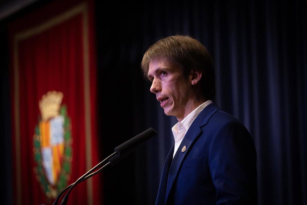 El presidente de ERC en Badalona, lex Montorns, durante la moción de censura contra el hasta ahora alcalde de la ciudad, Xavier García Albiol (PP).