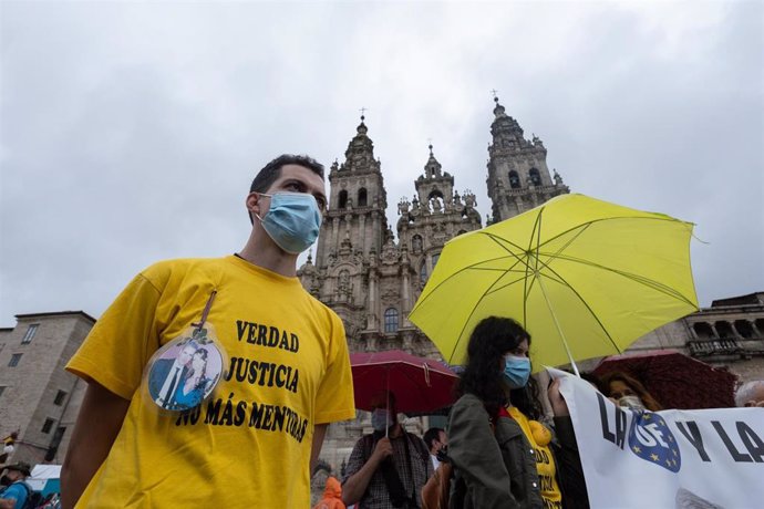 Archivo - Víctimas y familiares del accidente ferroviario de Angrois (Santiago), durante una manifestación para reclamar una investigación independiente sobre las causas del siniestro ferroviario, a 24 de julio de 2021, en Santiago de Compostela, 