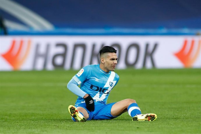 Radamel Falcao se duele en el césped del Santiago Bernabéu tras lesionarse en el Real Madrid-Rayo Vallecano