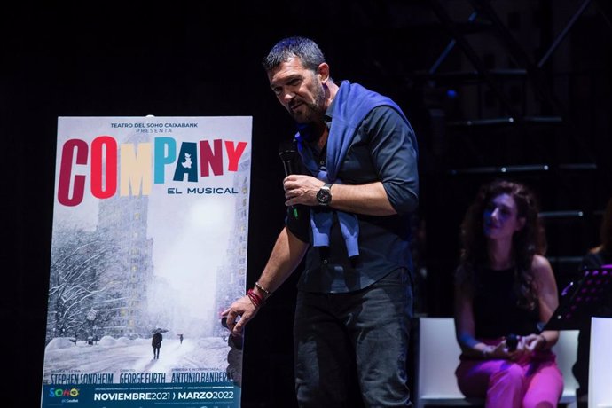 Archivo - El director y protagonista del musical Company, Antonio Banderas, y miembros de la compañía presentan este espectáculo en el Teatro del Soho CaixaBank.