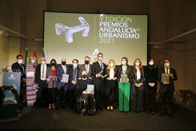 Foto de familia con los galardonados por la Junta en los Premios Andalucía Urbanismo