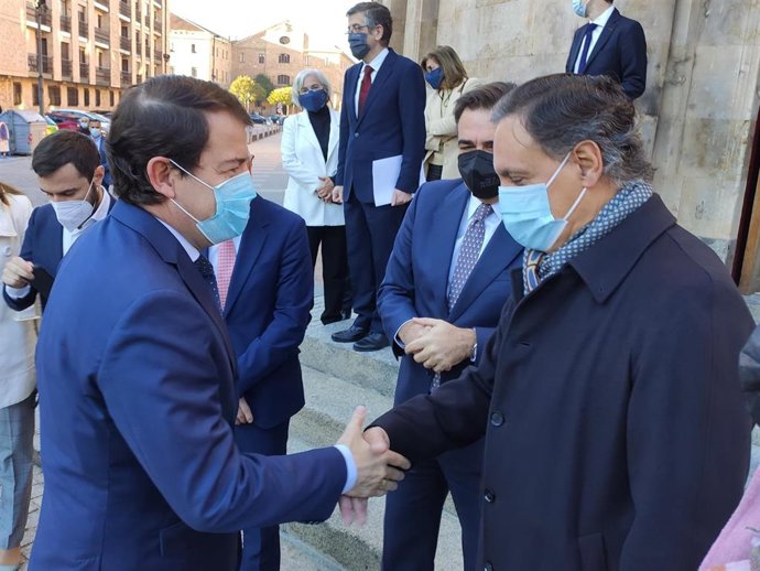 El alcalde de Salamanca, Carlos García Carbayo (d), saluda al presidente de la Junta, Alfonso Fernández Mañueco (i), en presencia de Margaritis Schinas.