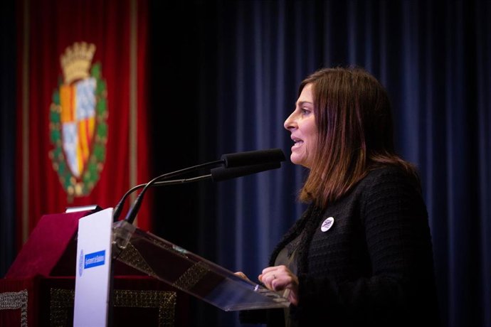 La concejal de Guanyem Badalona, Nora San Sebastián, durante la moción al hasta ahora alcalde de Badalona (Barcelona), Xavier García Albiol (PP).