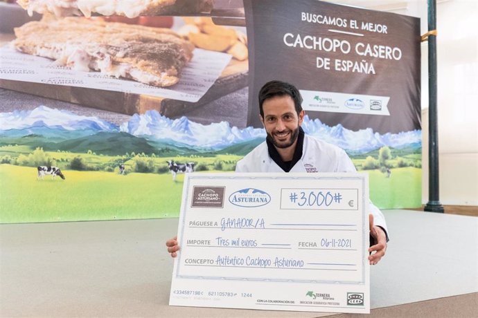 Archivo - El ovetense Ricardo Bernardo Suarez, ganador de la segunda edición del Campeonato Amateur del Auténtico Cachopo Asturiano.