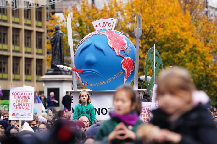 05 November 2021, United Kingdom, Glasgow: Protesters take part in the Fridays for Future Scotland march at George Square during the UN Climate Change Conference (COP26). Photo: Jane Barlow/PA Wire/dpa