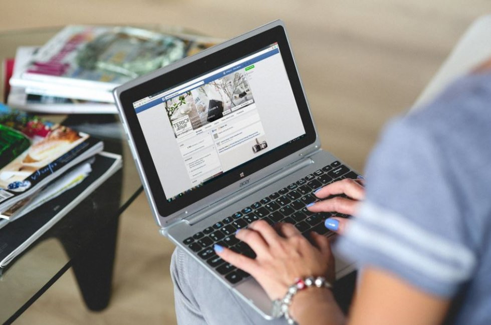 Un usuario de Facebook con la web abierta