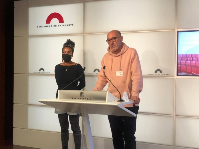 La diputada de la CUP Basha Changue y el presidente del Observatori Contra l'Homofbia, Eugeni Rodríguez, en rueda de prensa en el Parlament a 8 de noviembre de 2021, en Barcelona.