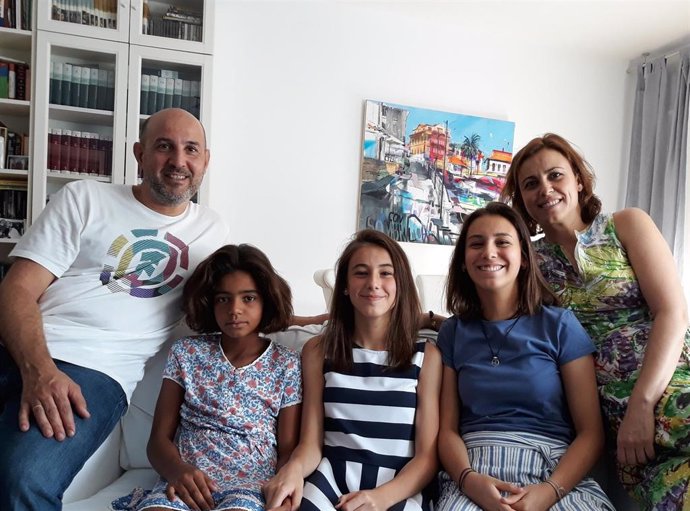 Archivo - De izquierda a derecha: David, Teslam, Paloma, Ana y Marta. Familia de acogida del programa 'Vacaciones en Paz' para acoger a niños saharauis en verano