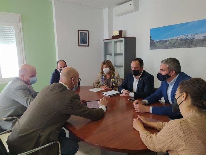 Reunión para tratar el traslado de la actividad asistencial del centro de salud de Vejer al CPAM.